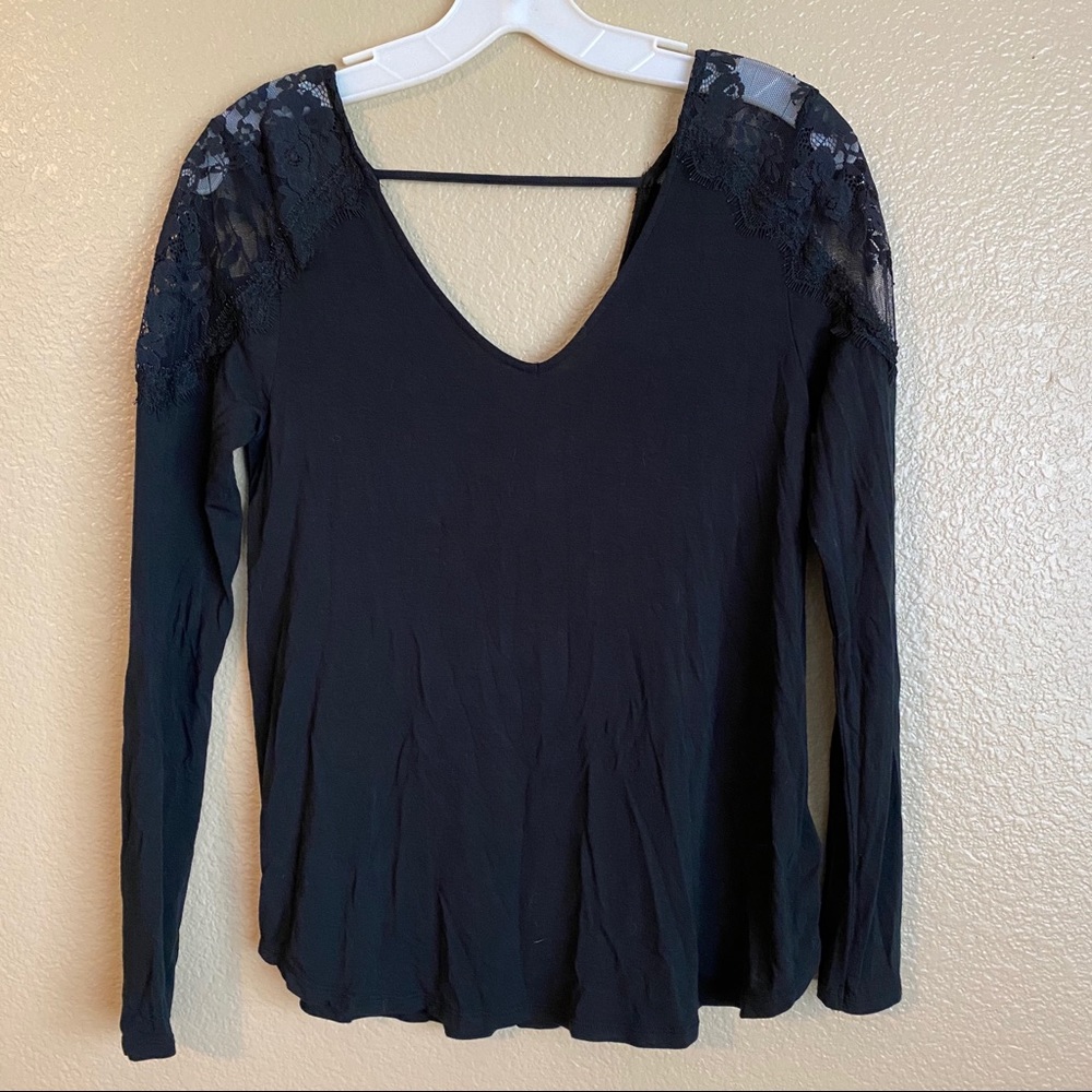 AMERICAN EAGLE Lace shoulder long sleeve top